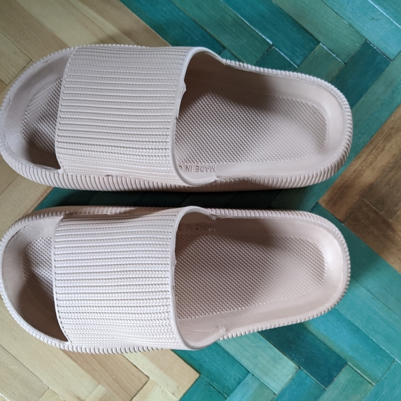 Light blush/ nude, puffy, comfy slide sandals - Picture 2 of 4